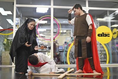 Alumnos del Nihon Gakko realizaron una representación del diario de María en la sala de redacción de ABC Color.