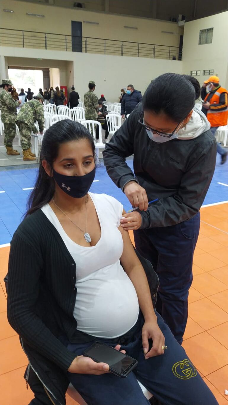 Una de las embarazadas en el momento de su inmunización