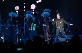 Alejandro Fernández se presentó anoche en el SND Arena, acompañado de una veintena de músicos y un repertorio cargado de éxitos.