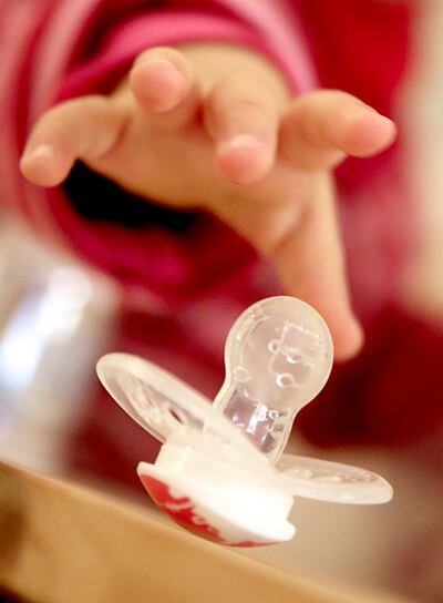 El chupete puede causar un desplazamiento de los dientes de leche y una mordida abierta.