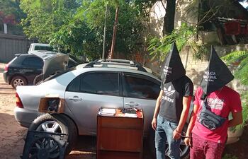 Los dos detenidos junto a evidencia que los involucran en los hechos denunciados.