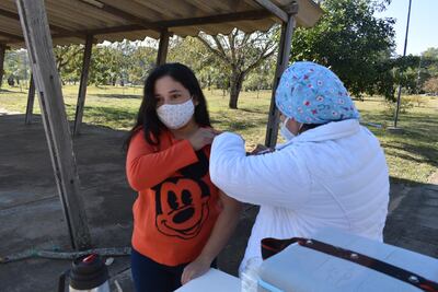 Vacunatorio de Ayolas con escasa concurrencia para recibir su segunda dosis.