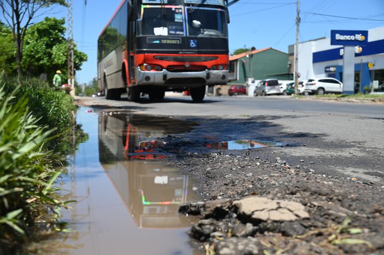 En varios puntos encontramos que los bordes del asfalto ya están totalmente destruidos por aguas servidas.