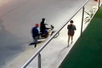 Momento en que los motochorros abordan a la joven mientras caminaba.