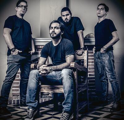 Los músicos que forman parte de la agrupación nacional Arritmia, que explora rock y metal.