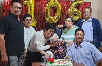 Doña Toribia Rodríguez Viuda de Gaete, rodeada de sus hijos festejó 106 años de vida en San Roque González.