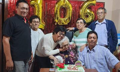 Doña Toribia Rodríguez Viuda de Gaete, rodeada de sus hijos festejó 106 años de vida en San Roque González.