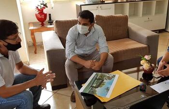 El presidente de pioneros, Iván Leguizamón junto al intendente franqueño Roque Godoy y e arquitecto Cristian Ortiz.