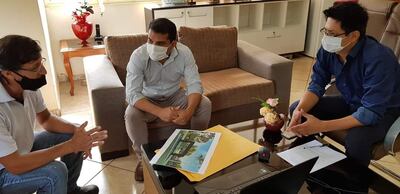 El presidente de pioneros, Iván Leguizamón junto al intendente franqueño Roque Godoy y e arquitecto Cristian Ortiz.