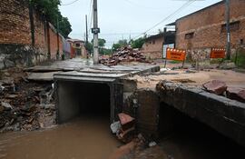 Las obras de desagüe pluvial en avenida Molas López, de Asunción, llevan meses de atraso. El retraso perjudica a los vecinos, conductores de vehículos y peatones, cuya situación se complica aún más cuando llueve.