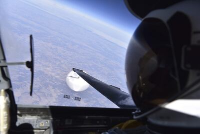 Fotografía cedida por el Departamento de Defensa de Estados Unidos donde aparece un piloto de la Fuerza Aérea mientras mira hacia abajo al presunto globo de vigilancia chino mientras sobrevolaba el 3 de febrero los Estados Unidos continentales centrales. La instantánea fue tomada el 3 de febrero, un día antes de que el globo fuera derribado frente a las aguas de Carolina del Sur, tras pasar días sobrevolando el territorio continental de EE.UU.