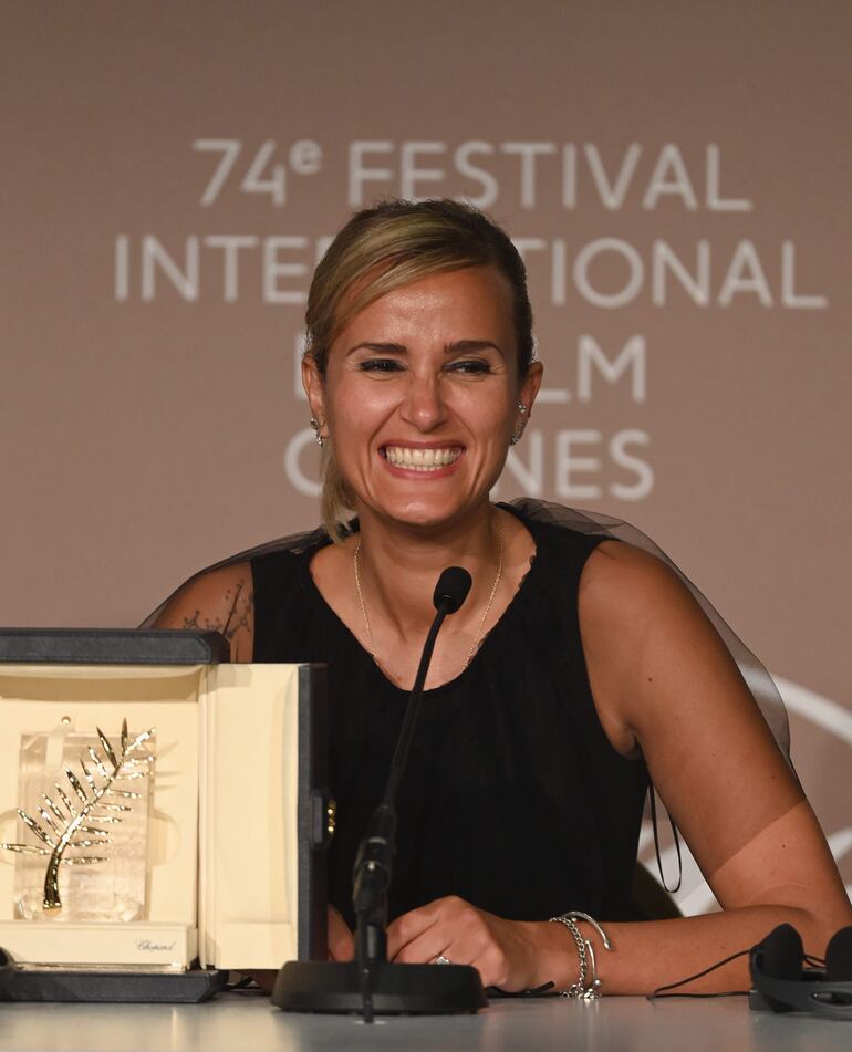 Julia Ducournau, ganadora de la Palma de Oro por su pelíucla "Titane" en la edición número 74 del Festival de Cannes.