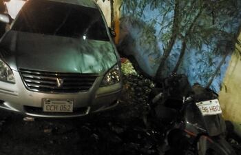El vehículo abandonado por el prófugo a lado de la moto afectada por el choque.
