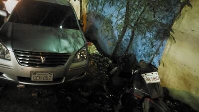 El vehículo abandonado por el prófugo a lado de la moto afectada por el choque.