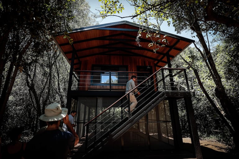 Personas llegan a un refugio sobre la Isla Campichuelo del rio Uruguay en la Provincia de Entre Ríos (Argentina). 
