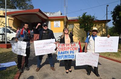 Afectados por Ramón González Daher, frente al Departamento Judicial de la Policía, previo a su paso a Tacumbú.