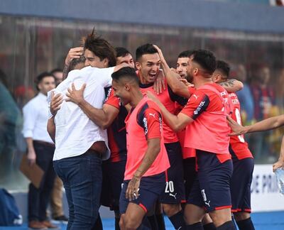 Francisco Arce, cebrando el gol de Marcelo Moreno Martins junto a sus futbolistas.