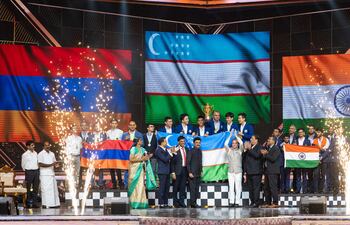 Podio masculino en Chennai 2022, Uzbekistán, Armenia e India 2 Foto Lennart Ootes FIDE