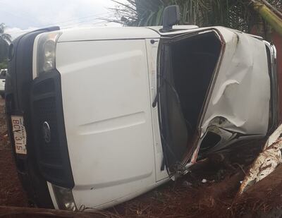 La camioneta volcó en una calle empedrada de Minga Guazú