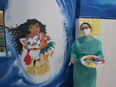 La pediatra y artista Lourdes Pistilli pinta figuras animadas para hacer más cálido el pasillo del área pediátrica del Ineram.
