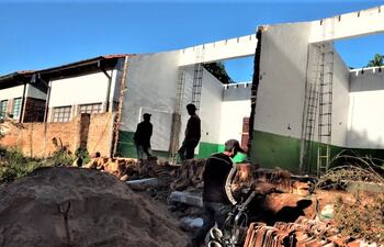 Tras seis años de reclamo finalmente reparan un pabellón con tres aulas en Carapeguá.