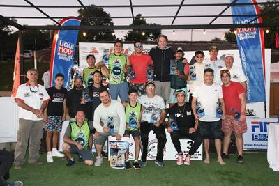 Foto oficial de los destacados de la fecha con sus trofeos posterior a la ceremonia de premiación.