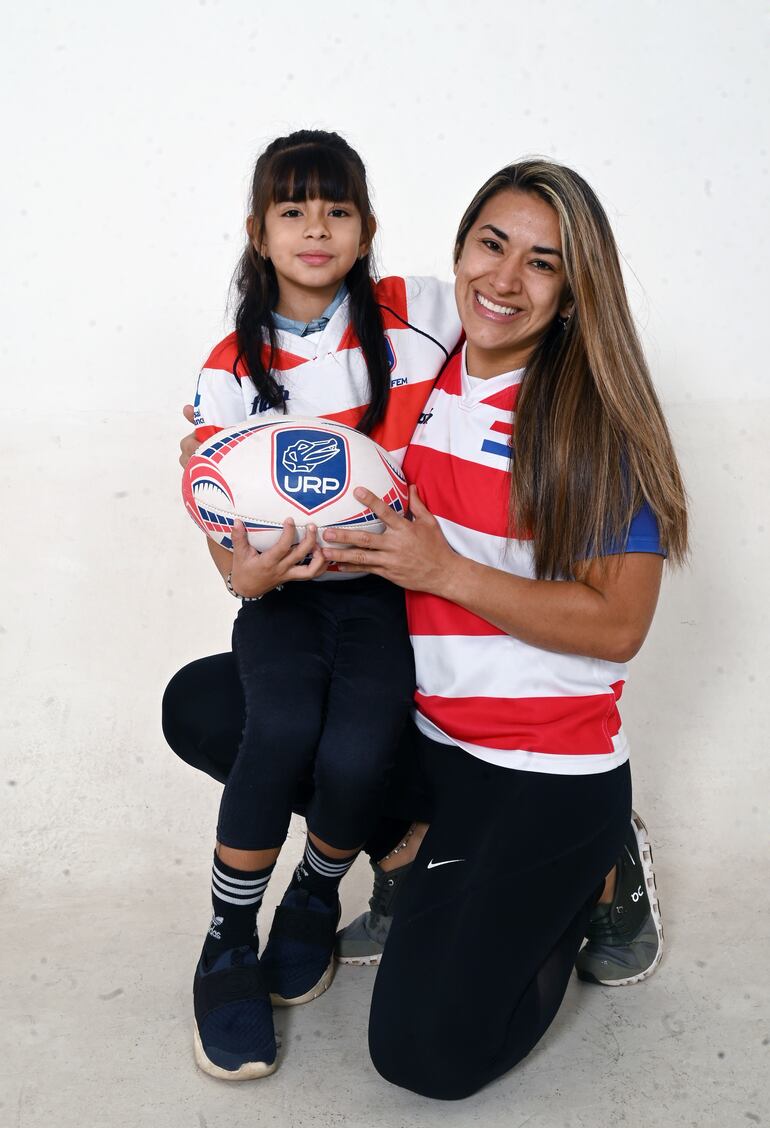 Cinthia Cristaldo
32 años
Jugadora de rugby y comerciante
Hija:
Effi Adara Noguera Cristaldo 
8 años
Colegio: Virgen de las Mercedes