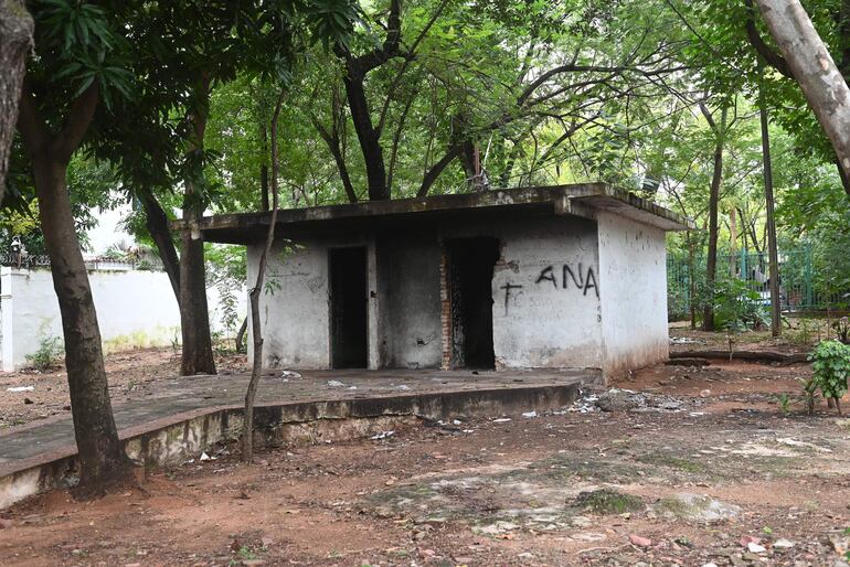 Baños abandonados son usados por los "chespis". 