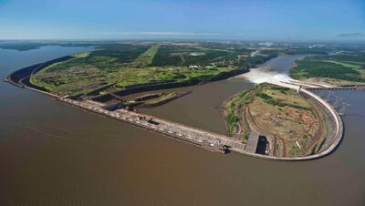 Complejo hidroeléctrico binacional Itaipú, y una parte del  embalse.