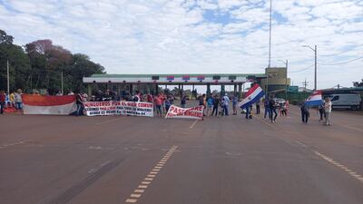 Los pobladores de Minga Guazú protestaron este domingo frente al puesto de peaje, sobre la ruta PY02.