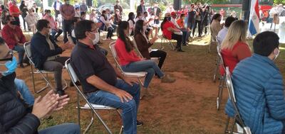 Rafael Humberto Gómez, de remera negra, pidió ambulancia y energía eléctrica para su comunidad.