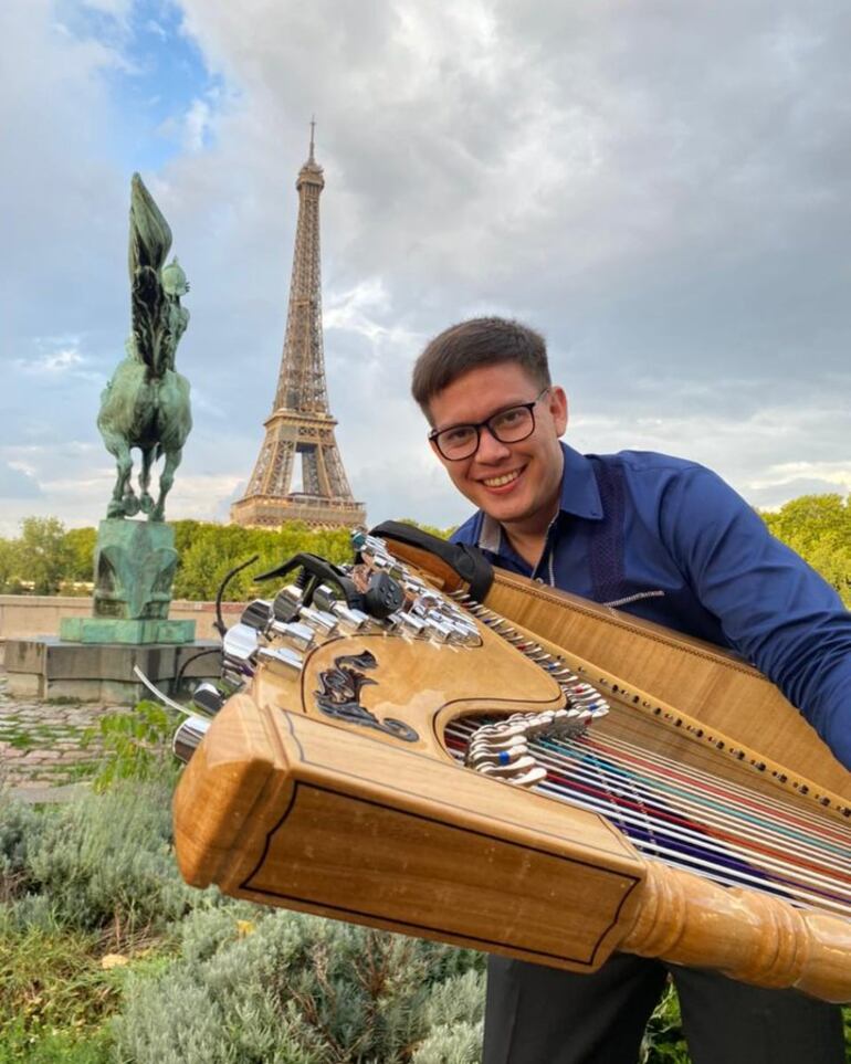 "¡Apareció mi arpa! ¡Gracias a todos por compartir y mover todo Twitter!", escribió el músico.