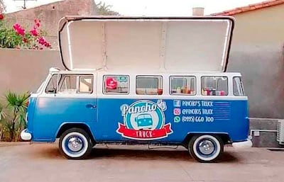 Una de las kombis en donde sirven los panchos gourmet.