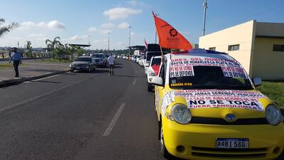 Caravana de manifestantes en la Costanera de Asunción.