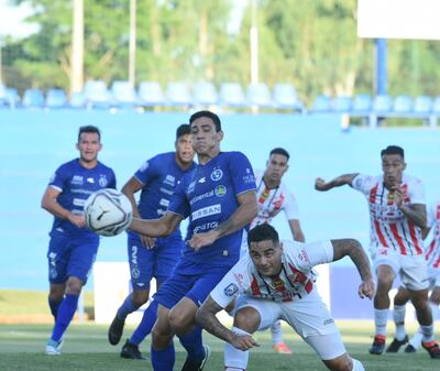 Joel Jiménez (i) fue suspendido por un partido