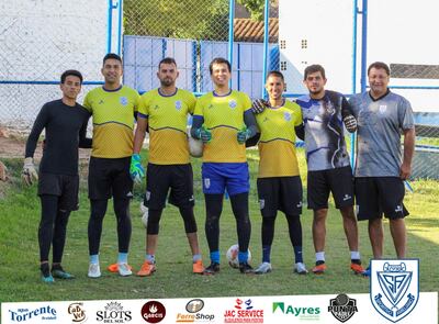El “Loco” Enrique García Centurión (der., 46 años) se encarga de la preparación de arqueros del Sportivo  Ameliano, que jugará la serie por el ascenso el miércoles 8 y el domingo 12 de diciembre.