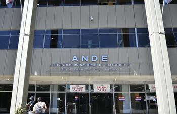 Fachada de la sede central de la ANDE.