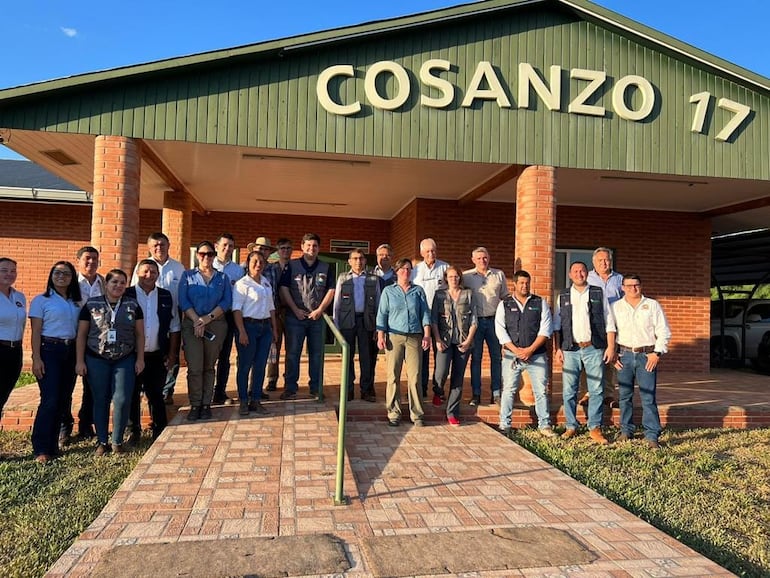 Una de las visita de campo de los auditores de Canadá en zonas productivas del Chaco.