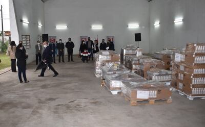 Ayer, autoridades de la Conatel, de la telefónica que apoya esta donación y del MEC, participaron de la entrega.