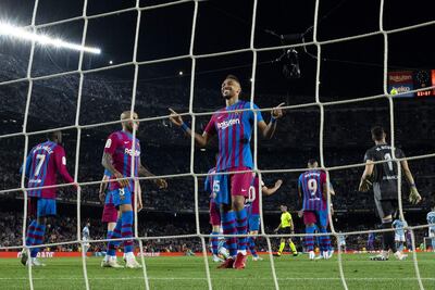 El delantero gabonés del FC Barcelona Pierre-Emerick Aubameyang celebra su segundo gol y tercero del equipo blaugrana ante el Celta, durante el encuentro correspondiente a la jornada 36 de Primera División disputado hoy martes en el Camp Nou, en Barcelona.