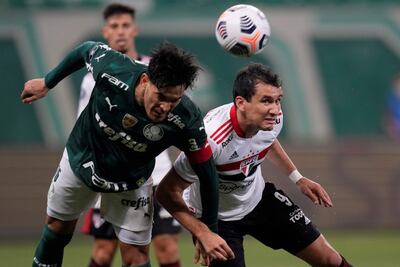 Gustavo Gómez disputa el balón con Pablo Teixeira de São Paulo, en la goleada del verdão. EFE