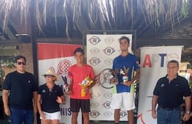 Alex Núñez tuvo una gran faena en el Pascuas Bowl, como campeón U18 en dobles y finalista en singles.