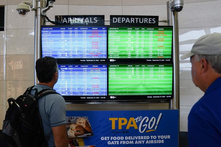 Aerolíneas cancelaron vuelos hacia Tampa y Miami, Florida.  (AFP)
