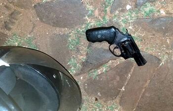 El arma que fue utilizada para cometer el feminicidio fue encontraba al lado del casco de Lidia Benítez, frente a la casa en la que ambos vivían, a pesar de haberse separado hace cinco meses.