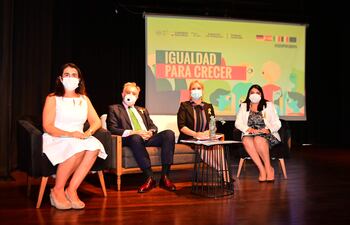 Carmen Castiella Ruiz de Velazco, embajadora de España en Paraguay; Javier García de Viedma, embajador de la Unión Europea en Paraguay; Celina Lezcano, ministra de la Mujer; y Viviana Casco, ministra de la Secretaría Técnica de Planificación del Desarrollo Económico y Social.