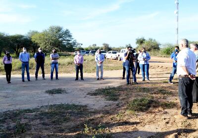Primera palada para la construcción de una plaza municipal en Neuland.