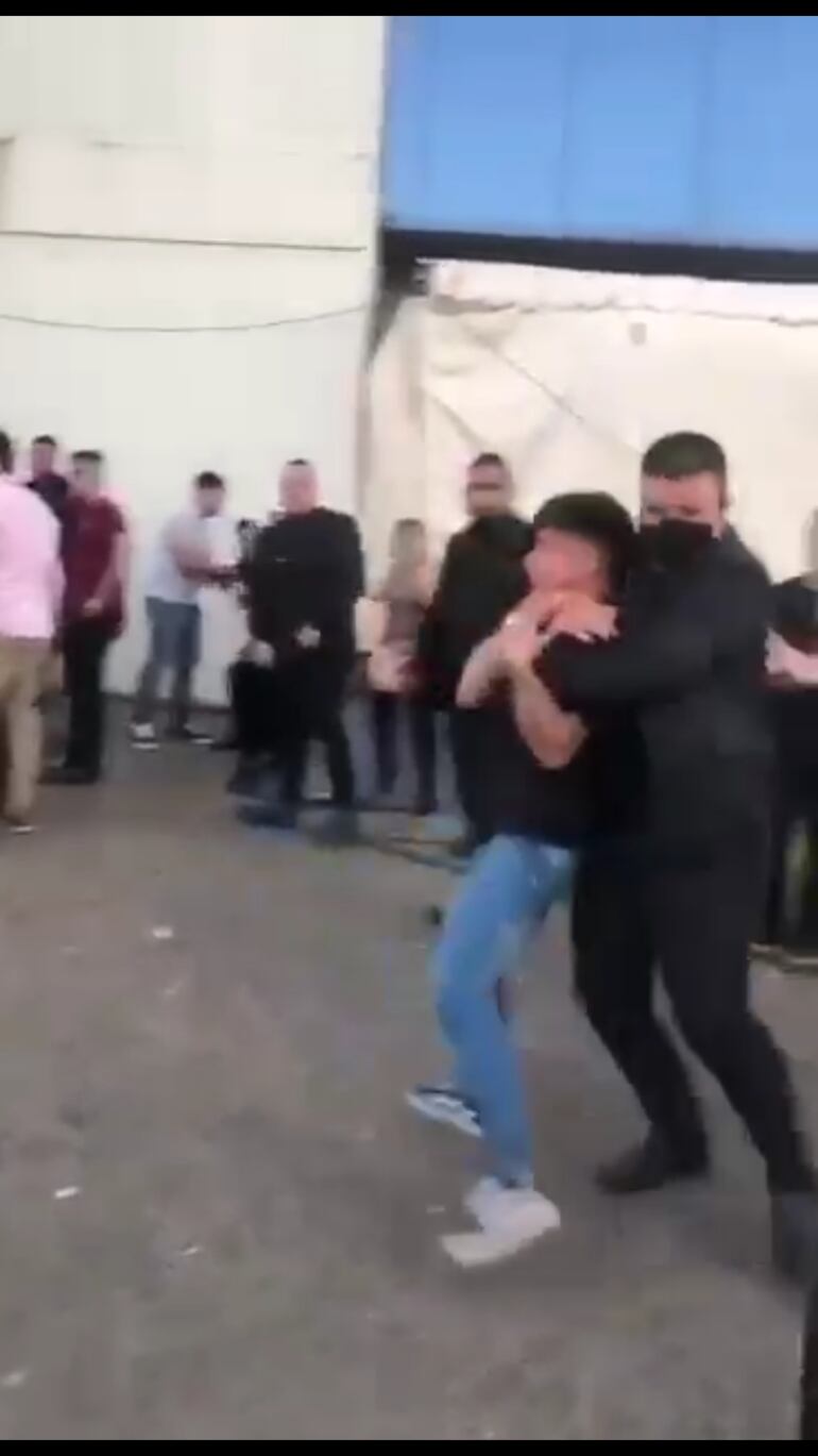 Dos jóvenes que se encontraban a las afueras de un prestigioso club de Encarnación donde se llevaba acabo una fiesta de Halloween presuntamente incidentaron el evento, provocando a los guardias de seguridad.