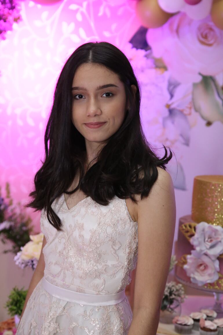 El vestido y accesorios es de Xtra Chic Shoes & Cia.