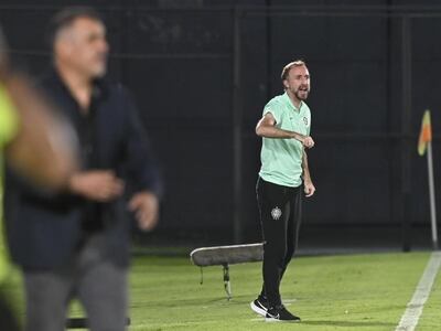 Aitor García (d), entrenador interino de Olimpia, durante el partido contra Nacional por la regularización de la segunda fecha del torneo Apertura 2023 del fútbol paraguayo en el Defensores del Chaco.