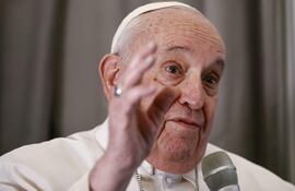 El papa Francisco habla con los periodistas en el vuelo de Roma a Kinsasa, en la República Democrática del Congo.